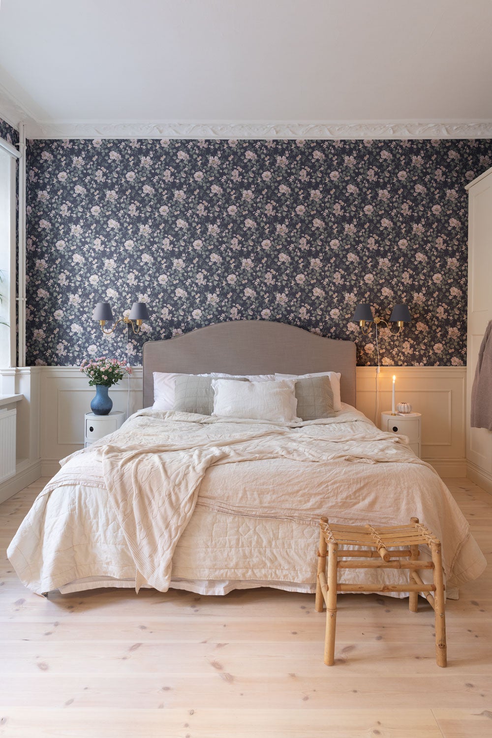 Johanna, mörkblå tapet